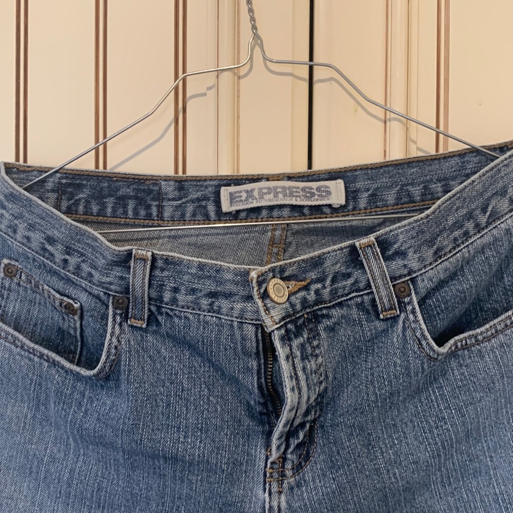 Express jeans worn to that comfortable fit and color. Size 9/10. 3 inch zipper.